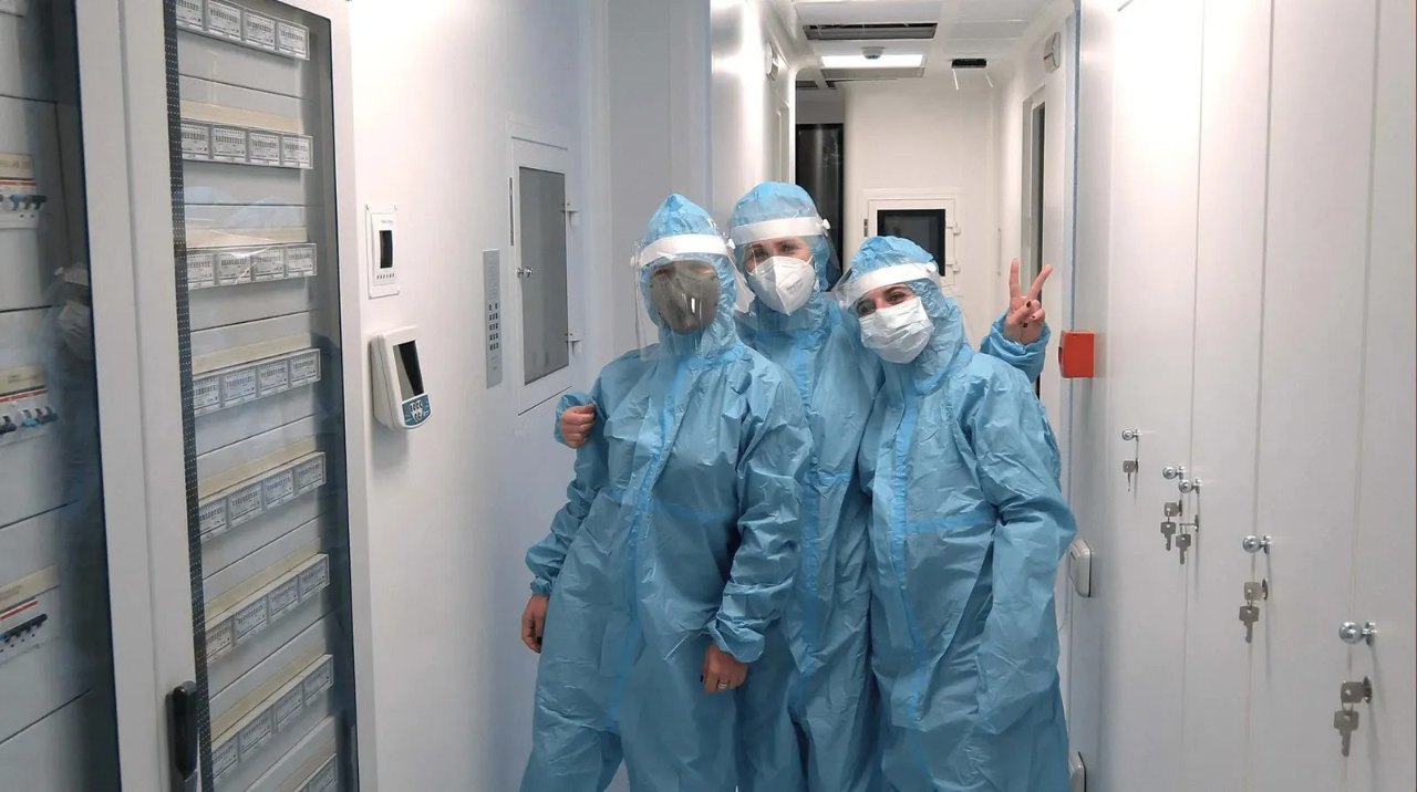 Ricercatori al lavoro nel laboratorio del Centro TCD