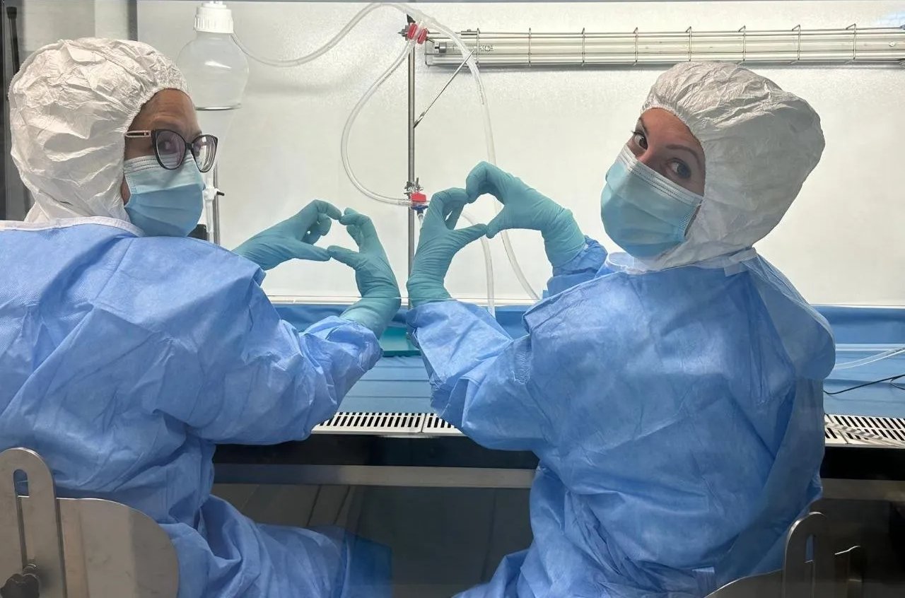 Ricercatrici della Fondazione con un cuore tra le mani